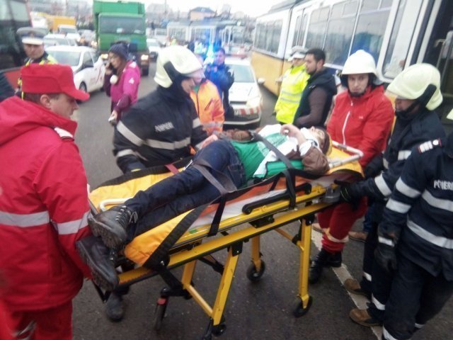  EXCLUSIV – VIDEO: Vedeți cum a fost târât de tramvai tânărul accidentat în Podu de Piatră