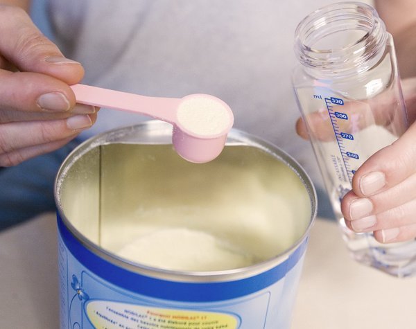 Patru mari lanțuri de magazine retrag de la vânzare loturi de lapte praf pentru sugari de la Nestlé, după ce a fost identificată o bacterie pe una dintre liniile de producţie din fabrica de origine