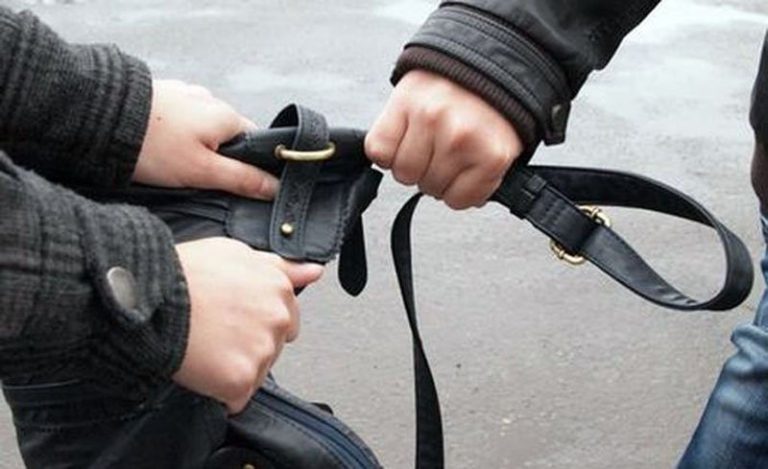 Cum riști să-ți ratezi viitorul dintr-o joacă? Pensionară jefuită de trei elevi ieșiți de la școală, în Alexandru