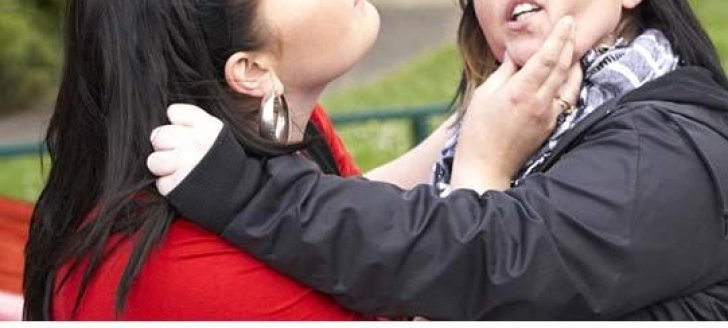 Două femei din Hârlău, reținute de Poliție după ce au agresat o tânără într-un magazin din oraș