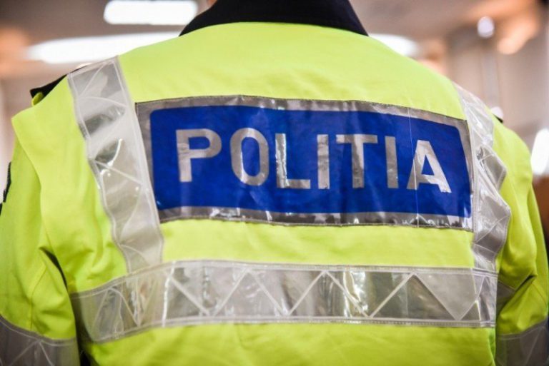 Bărbat din Dâmbovița acuzat de ultraj, după ce a dat drumul câinilor săi de talie mare pentru a-i împiedica să intre în curte pe poliţiştii care interveneau la un scandal în familie