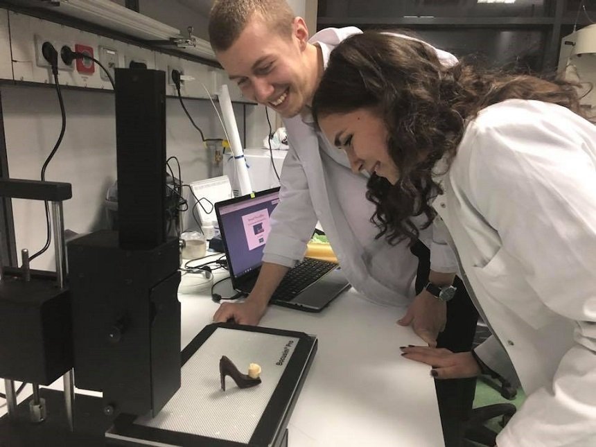  Un pantof din ciocolată a fost realizat cu imprimantă 3D la USAMV Cluj-Napoca