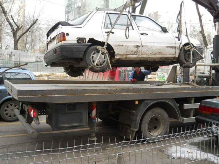 Furt perfect sub nasul autorităților: tânăr de 20 de ani a dus la casat opt mașini furate din parcări publice. „Părea să fie proprietarul”