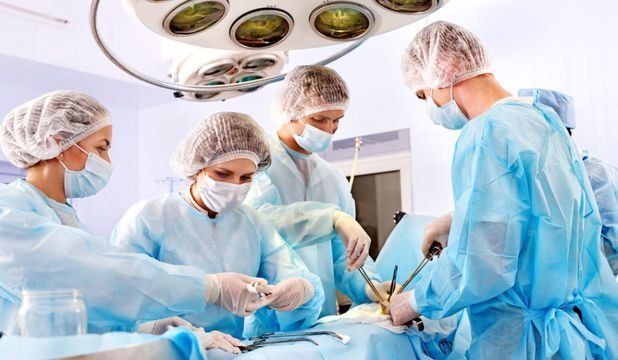 De ce medicul cu 4-5 operații pe zi e plătit la fel ca cel cu o operație pe lună? Dezbatere la Iași despre reforma „Bolojan” în Sănătate