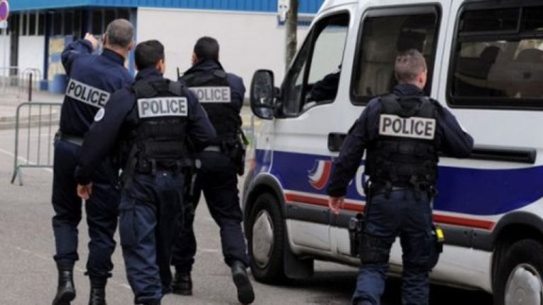 Un român înarmat cu un ciocan a fost arestat după ce a atacat pasagerii la metroul din Paris