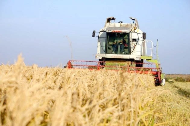 Un bărbat din Iași și-a prins mâna într-un utilaj agricol, în timp ce lucra la el