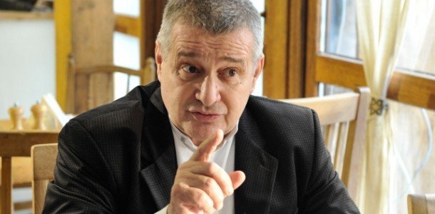 Mircea Dinescu spune că îl va da în judecată pe Victor Ponta:  „Nu am luat nicio despăgubire după inundațiile din 2014. În mod normal ar trebui să fie băgat şi la puşcărie pentru trădare naţională”