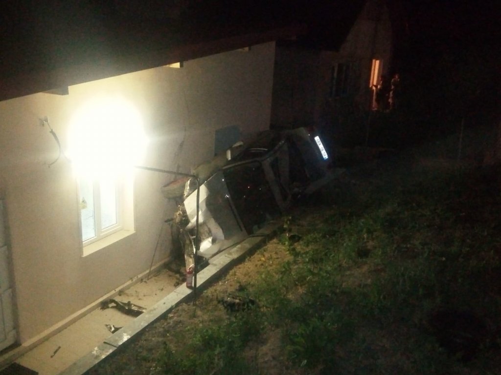  VIDEO: Un BMW condus de un șofer beat a zburat peste un gard și s-a înfipt într-o casă