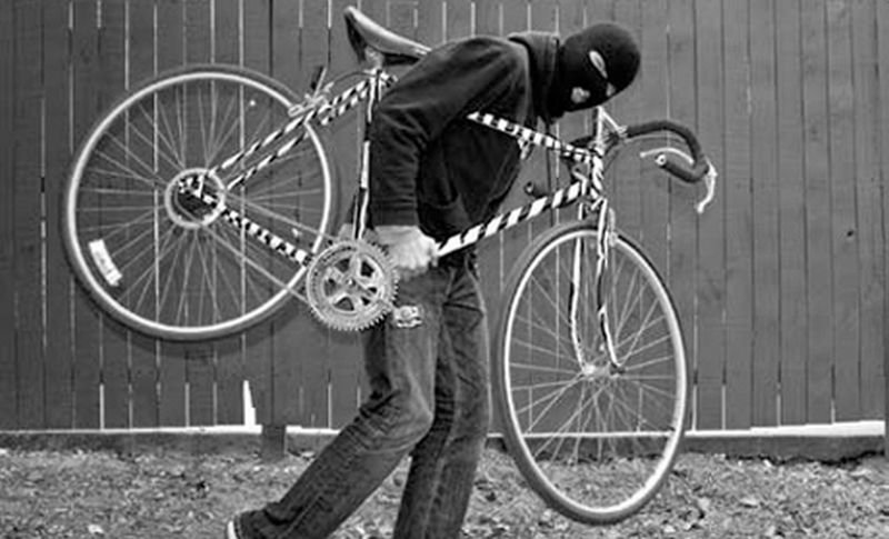 Patru tineri au fost dați pe mâna polițiștilor pentru că au furat trei biciclete de la o fată din Iași