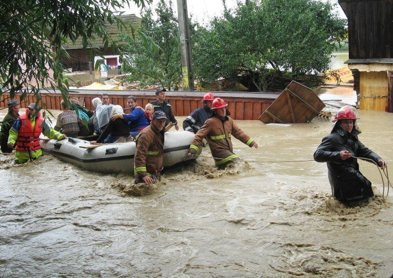 Două localități din Covasna, evacuate din cauza pericolului de inundații. Hidrologii au emis cod roșu de inundații pentru mai multe zone