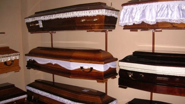 Poliția din Bacău a făcut percheziții la o firmă de pompe funebre, într-un dosar de evaziune fiscală. O familie, suspectată că nu a plătit taxe în ultimii şase ani