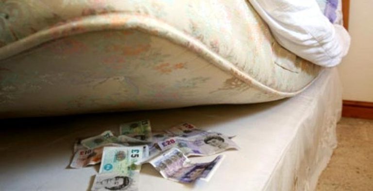 Averea ascunsă în saltea a unei femei din Italia, aruncată la gunoi de femeia ce-i făcea curățenie în casă