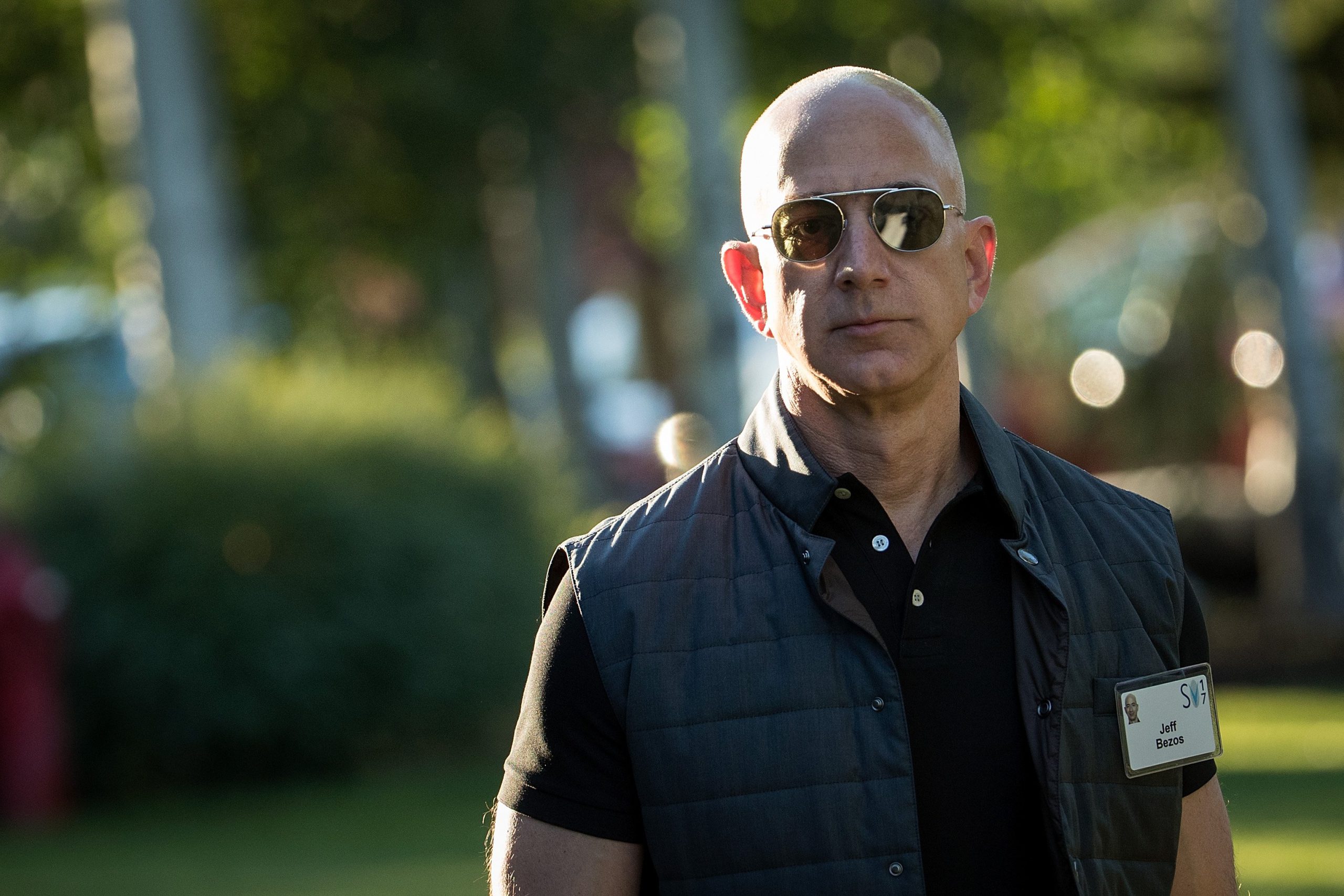 Donald Trump s-ar fi plâns lui Jeff Bezos înainte ca Amazon să anunţe că renunţă la ideea de a afişa costul tarifelor lângă preţul final al produselor