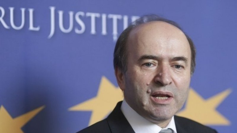  FOTO: Tudorel Toader a depus cerere să devină notar la Iași. Și-o va aproba?