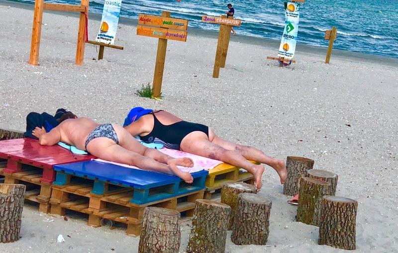  Mamaia: Două persoane au făcut plajă pe masa de pictură a copiilor cu dizabilităţi