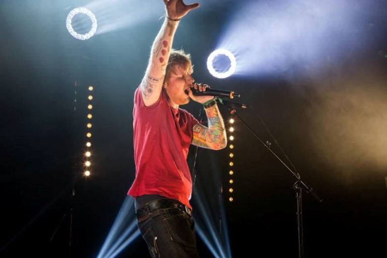 VIDEO Ed Sheeran a cântat în stradă în India iar Poliţia i-a întrerupt recitalul: „Fără autorizaţie, fără concert