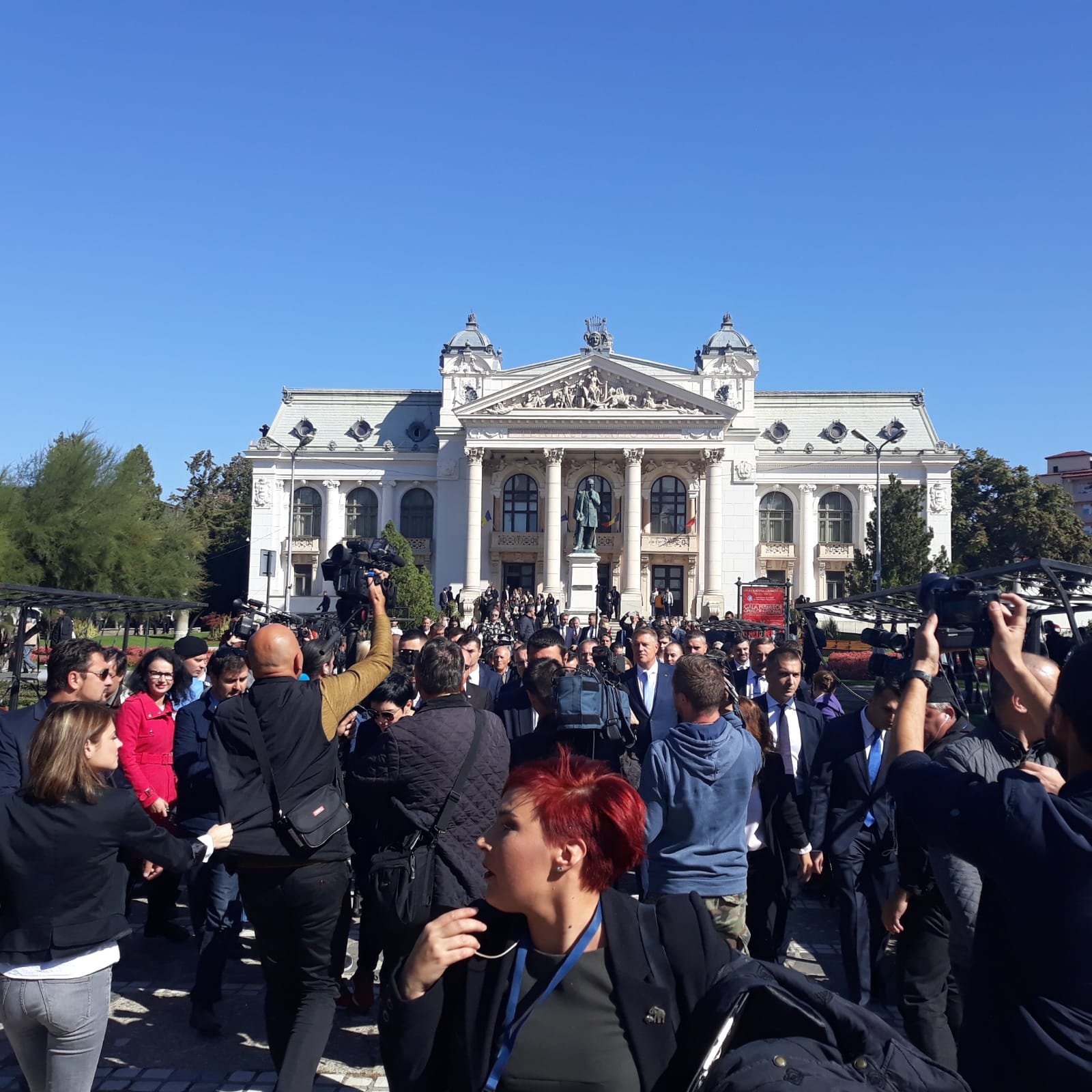  VIDEO: Iohannis s-a plimbat câteva minute pe Pietonal. Primarul i-a fost ghid