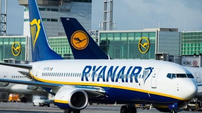 Incident pe Aeroportul Cluj. Un avion Ryanair a avut probleme după aterizare şi a rămas pe pistă / Unul dintre piloţi ar fi fost luat inconştient de la faţa locului