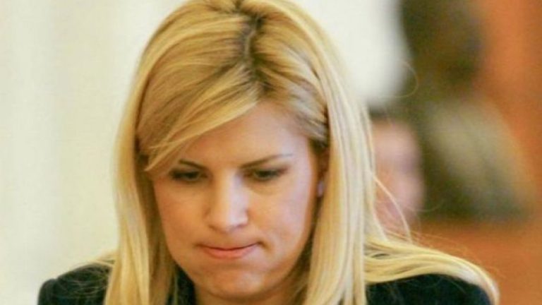 Elena Udrea, în lacrimi în sala de judecată. Decizia privind liberarea condiționată, amânată