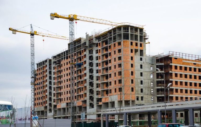 Un cunoscut economist avertizează că România a intrat în recesiune economică: „Preţurile apartamentelor vor deveni iar accesibile”