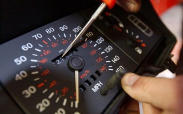 Jaguar trecut prin 7 țări, Mercedes cu 22 de proprietari, Fordul cu 327.000 km șterși din bord. Raportul care te pune pe gânduri înainte să cumperi o mașină second