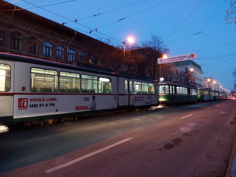 O mașină abandonată noaptea pe liniile de tramvai din Piața Unirii a ridicat tensiunea la maxim și a scos la iveală o problemă cât casa