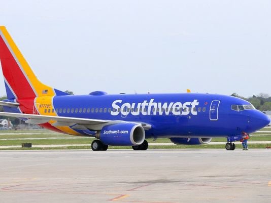Incident la un aeroport din Dallas: Un avion Southwest Airlines a fost lovit de un glonţ