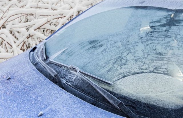 Gheață sau zăpadă, pe geamurile mașinii? Cum trebuie să le cureți pentru a nu lua amendă până la 1.616 lei