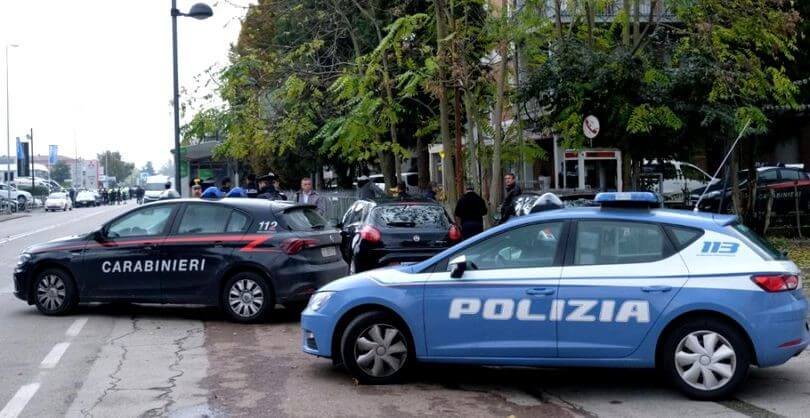 Ieşenii din Italia îşi radiază maşinile pe capete. Care este procedura