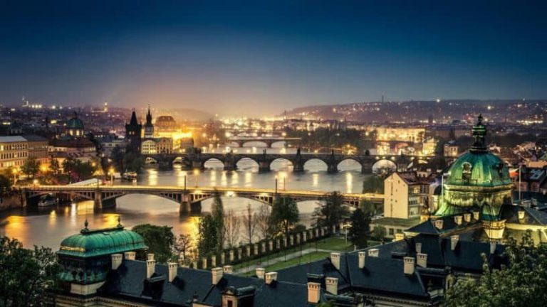 Praga interzice tururile turistice prin pub-uri, pentru a reduce zgomotul făcut de bețivi