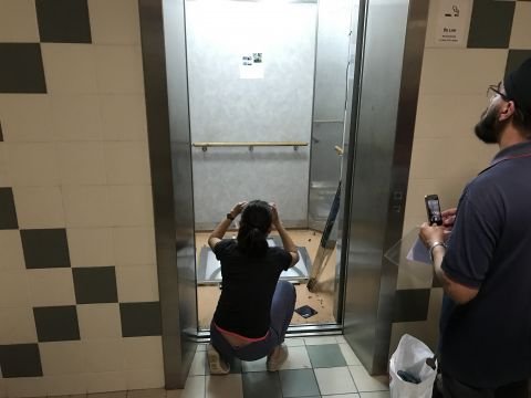  Bărbat în comă, strivit de lift: încerca să-l repare