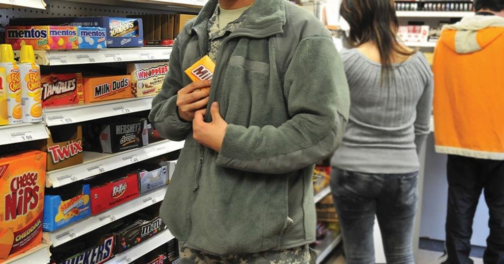 Un hoț specializat pe furturi în dauna supermarket-urilor Profi va ajunge după gratii fiindcă nu a ajuns în fața instanței