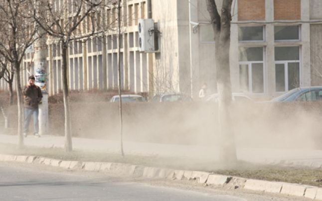 Iașul începe anul sub un val de poluare. Aerul s‑a înrăutățit odată cu frigul: orașul respiră greu. De ce gerul mărește poluarea