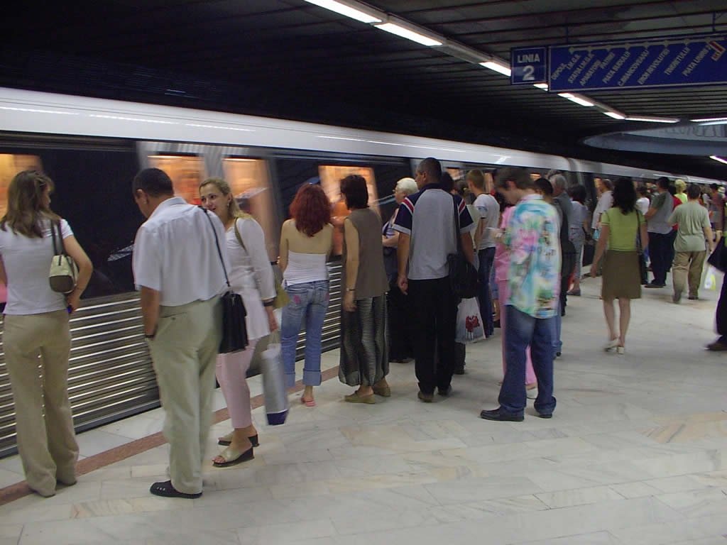 O femeie a încercat să se sinucidă azi la metrou. A scăpat cu răni ușoare