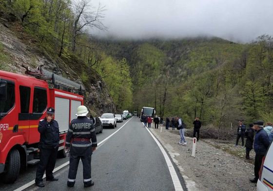  Defileul Jiului: O bucată de stâncă s-a desprins şi a căzut peste o maşină