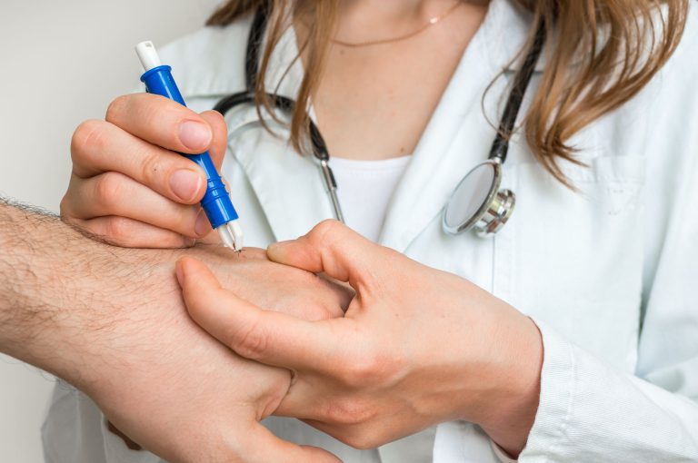 Sezonul căpușelor a început. Dr. Roșu recomandă evitarea leacurilor băbești și prezentarea de urgență la medic