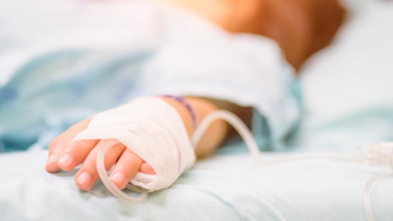 O fetiță de 3 ani a decedat la Spitalul Municipal de Urgență din Pașcani, iar medicii suspectează o infecție severă cu meningococ