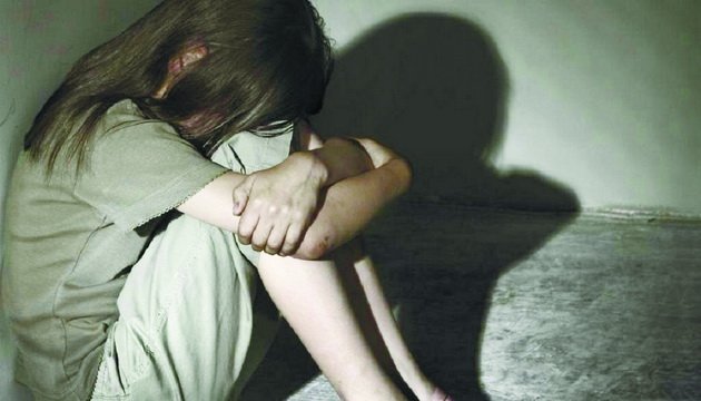 Sentință surpriză la Iași: bonă condamnată pentru că văzut cum era agresată de părinți fetița de care avea grijă și nu a spus adevărul