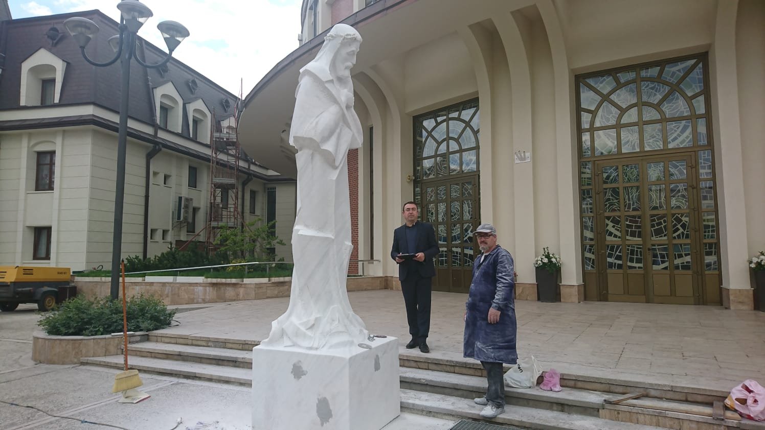 329726_219740_stiri_statuie2