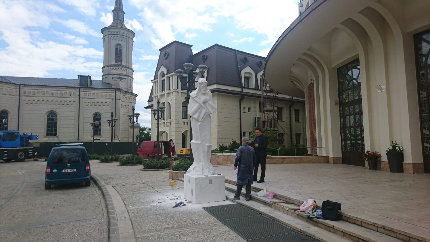  329727_219740_stiri_statuie1