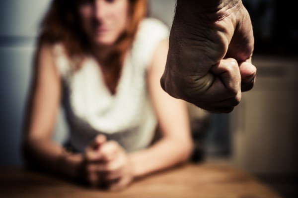 Tânără din Iași însărcinată, victimă a violenței domestice: a ajuns la Urgențe bătută măr de partener