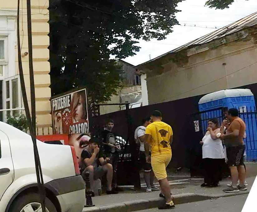  FOTO: Șatra de lângă Primărie. Manele și scuipat de coji de semințe