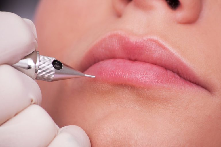 O femeie din Timișoara se dădea drept medic şi făcea intervenții de chirurgie plastică