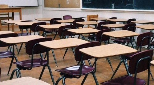 Prima zi de şcoală, sub semnul incertitudinii şi protestelor. Părinţii fac două constatări: e tristeţe mare că începe iar şcoala, iar florile, mai scumpe ca oricând