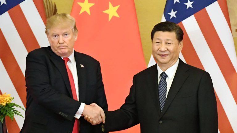 Războiul comercial între China și SUA se încinge: Tarife vamale de până la 145% pentru China