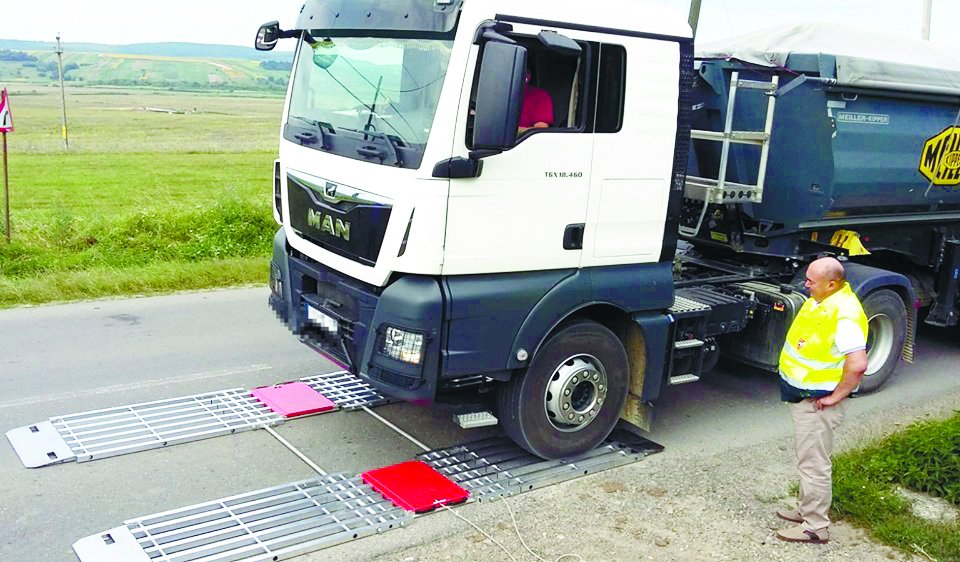  Iată cine strică asfaltul de pe şosele! Cântarele auto ale CJ au prins un „peşte“ de 68 tone