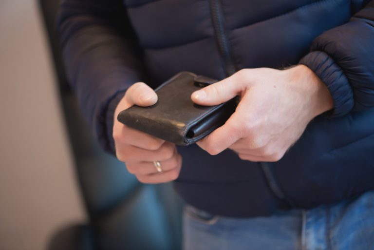 „Boambă” a fost condamnat la închisoare cu executare după ce s-a uitat prea insistent la o bancnotă de 50 euro folosită de un ieșean pentru plata unei beri