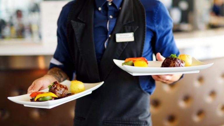 STUDIU Industria restaurantelor, de modă, sport și electronică de consum ar putea avea scăderi ale vânzărilor. Mesajul specialiștilor pentru companii