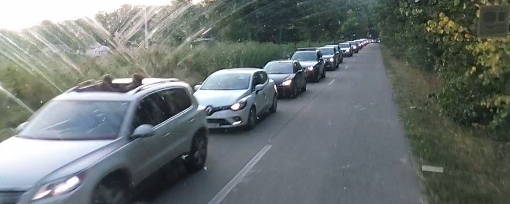 VIDEO: Cozi lungi de mașini spre Afterhills. 5.000 de tineri duși zilnic cu autocarele