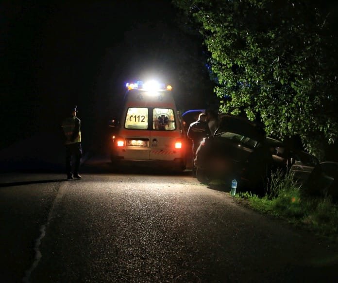  După botez, un cuplu din Miroslava a ajuns cu mașina direct în șanț. Poliția i-a găsit dimineață pe el la volan, beat mort, iar pe ea dormind adânc pe scaunul din dreapta